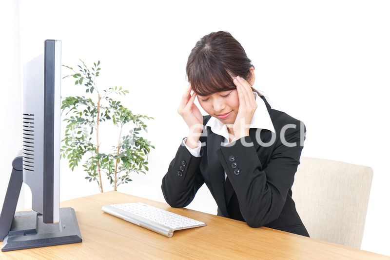頭痛に苦しむビジネスウーマン