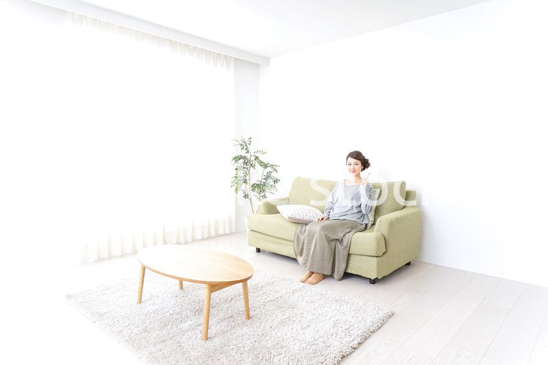 家で指差す女性