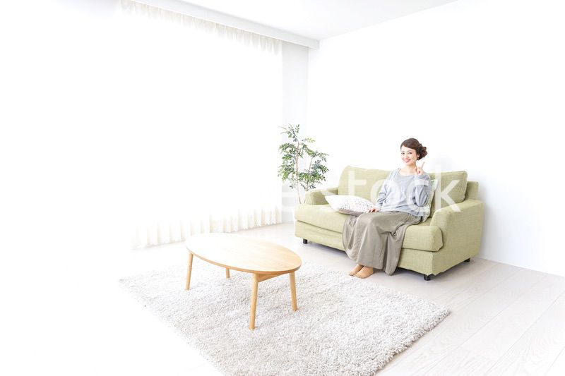 家で指差す女性