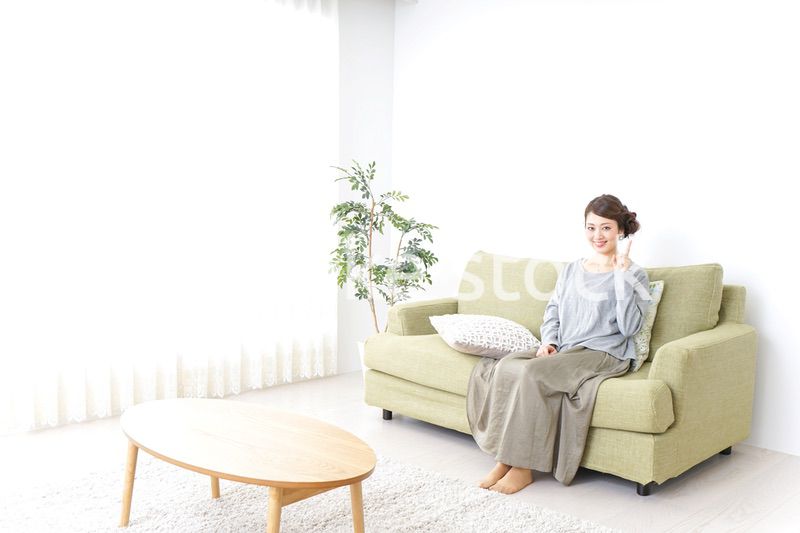 家で指差す女性