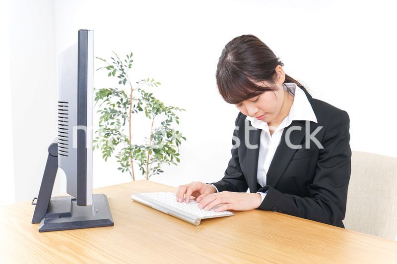 睡眠不足・居眠りをするビジネスウーマン