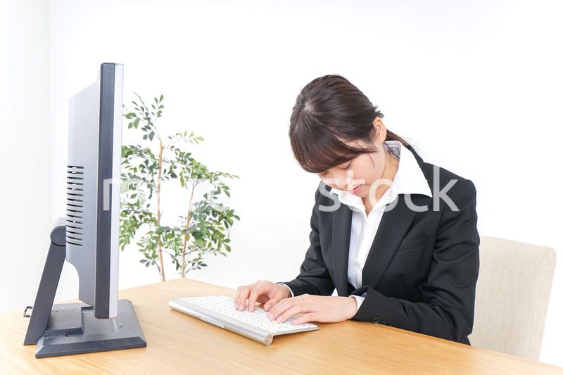 睡眠不足・居眠りをするビジネスウーマン