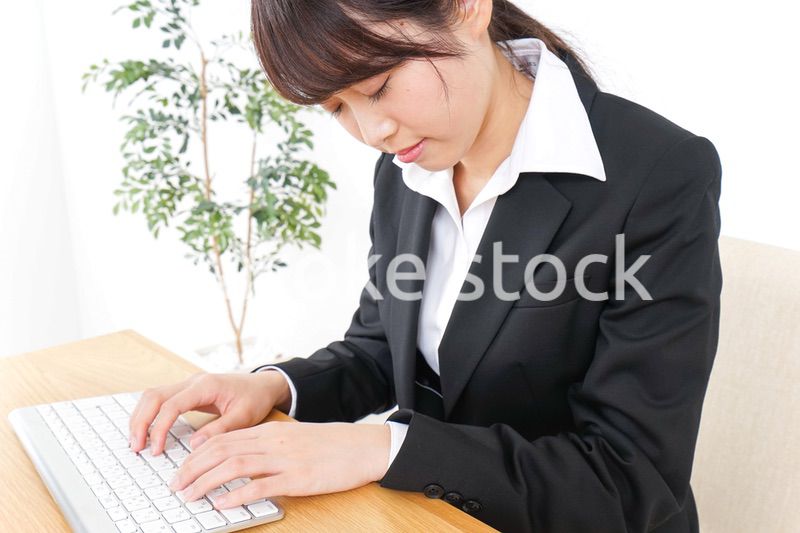 睡眠不足・居眠りをするビジネスウーマン