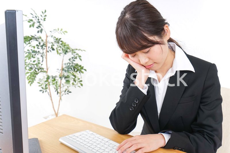 睡眠不足・居眠りをするビジネスウーマン