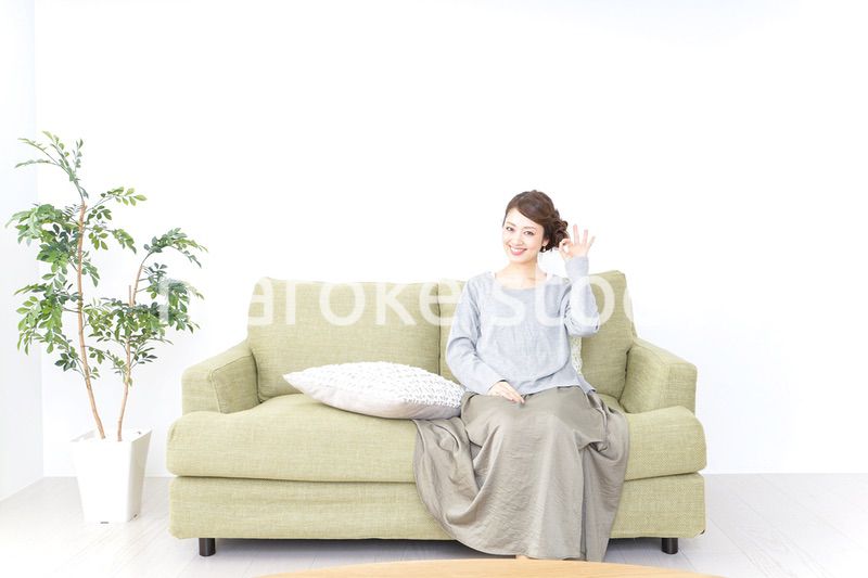 家で指差す女性