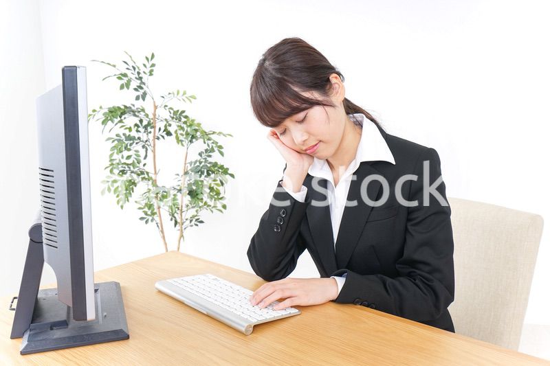 睡眠不足・居眠りをするビジネスウーマン