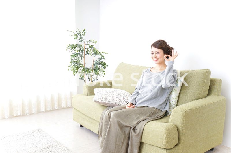 家で指差す女性