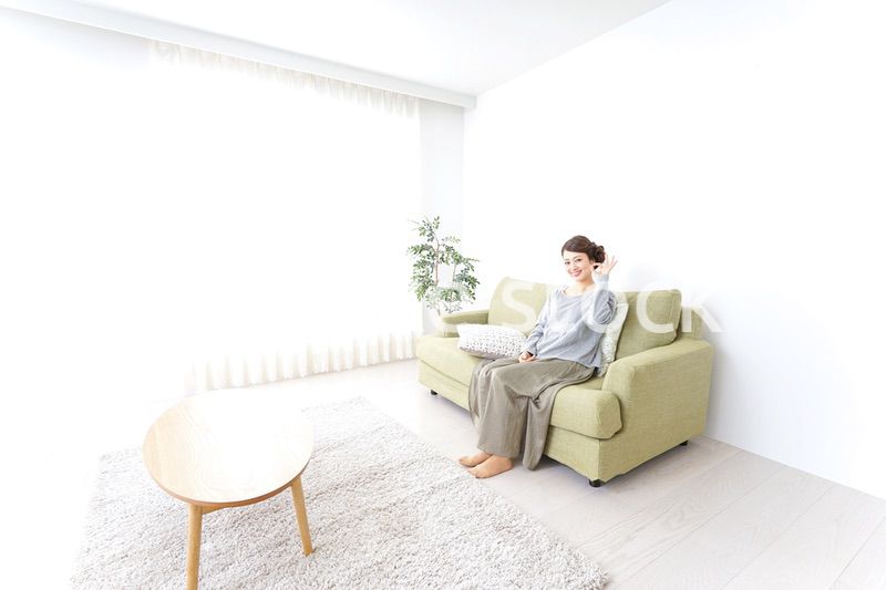 家で指差す女性