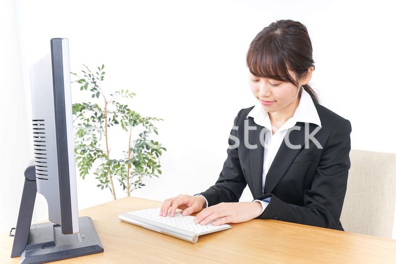 睡眠不足・居眠りをするビジネスウーマン