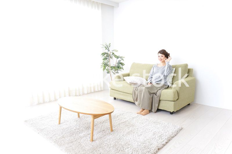 家で指差す女性