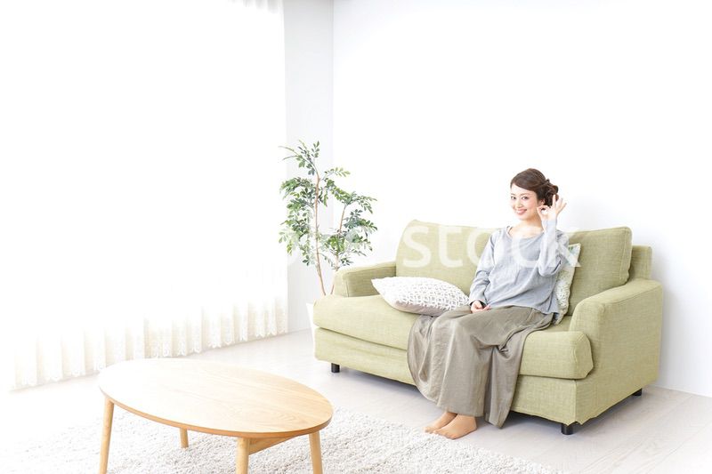 家で指差す女性