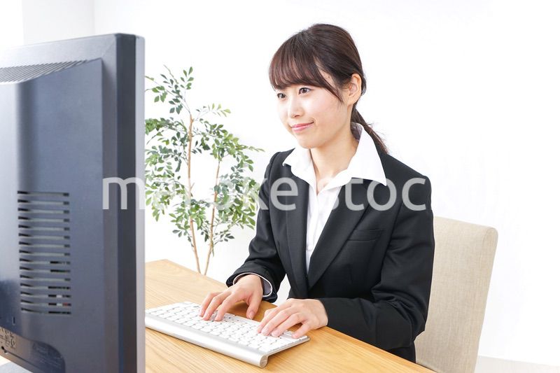 オフィスでデスクワークをする女性