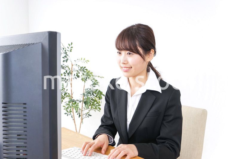 オフィスでデスクワークをする女性