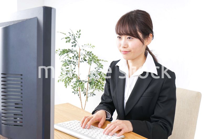 オフィスでデスクワークをする女性