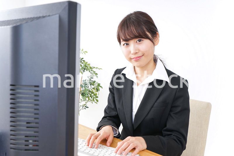 オフィスでデスクワークをする女性