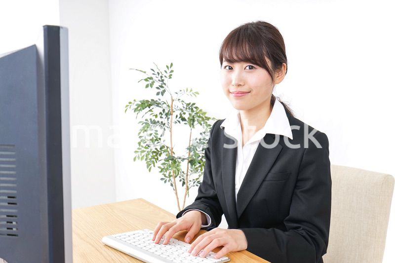 オフィスでデスクワークをする女性