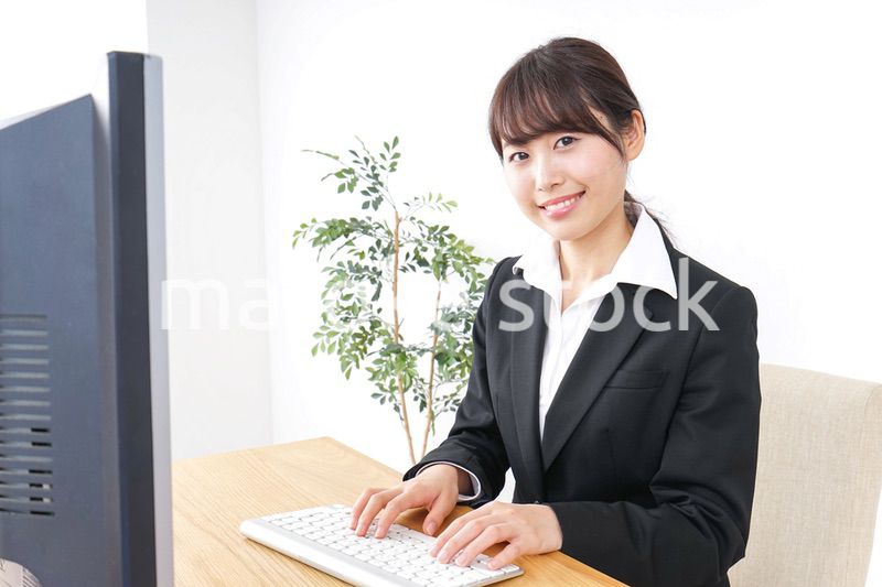 オフィスでデスクワークをする女性