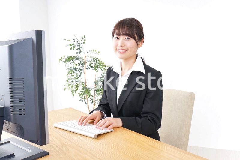 オフィスでデスクワークをする女性