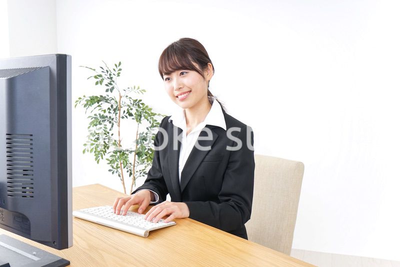 オフィスでデスクワークをする女性