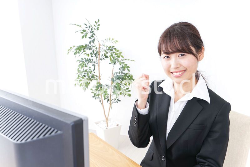 ガッツポーズをするビジネスウーマン