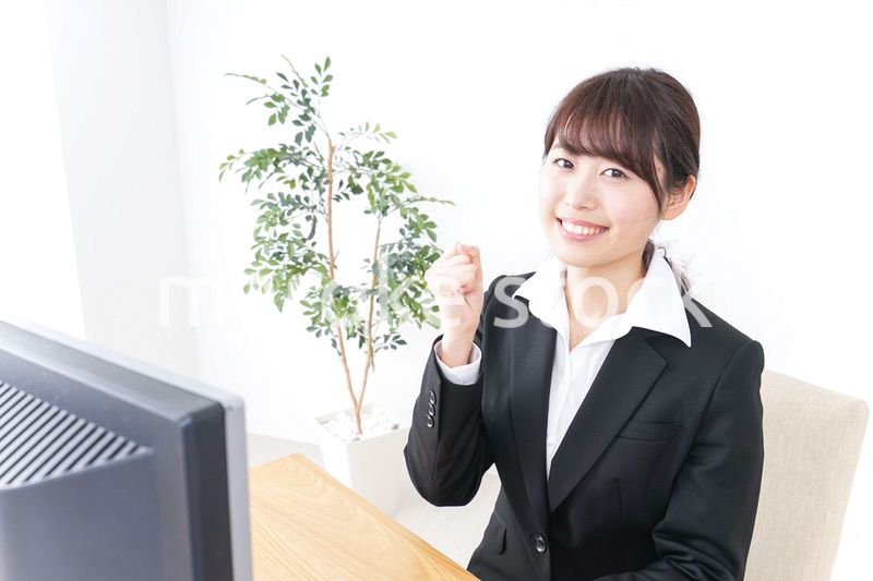 ガッツポーズをするビジネスウーマン