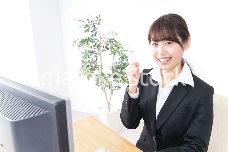 ガッツポーズをするビジネスウーマン