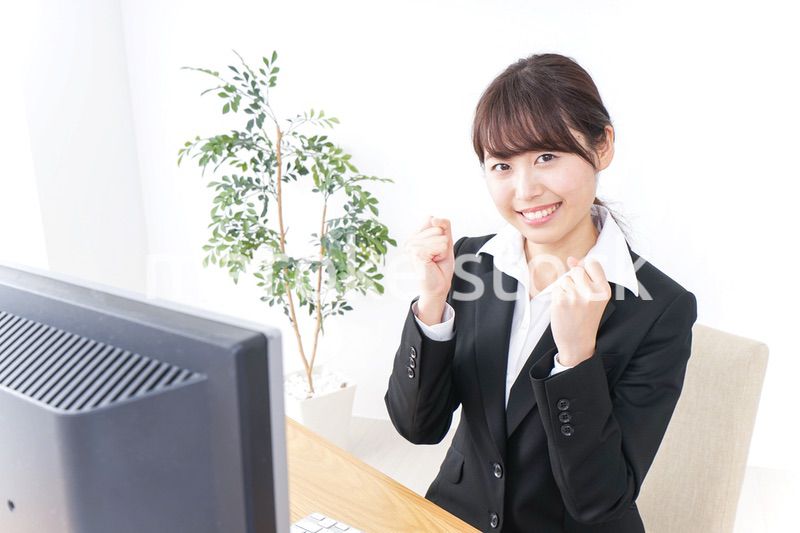 ガッツポーズをするビジネスウーマン