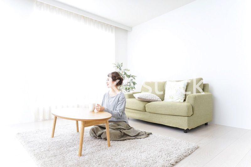 家でコーヒーを飲みくつろぐ女性