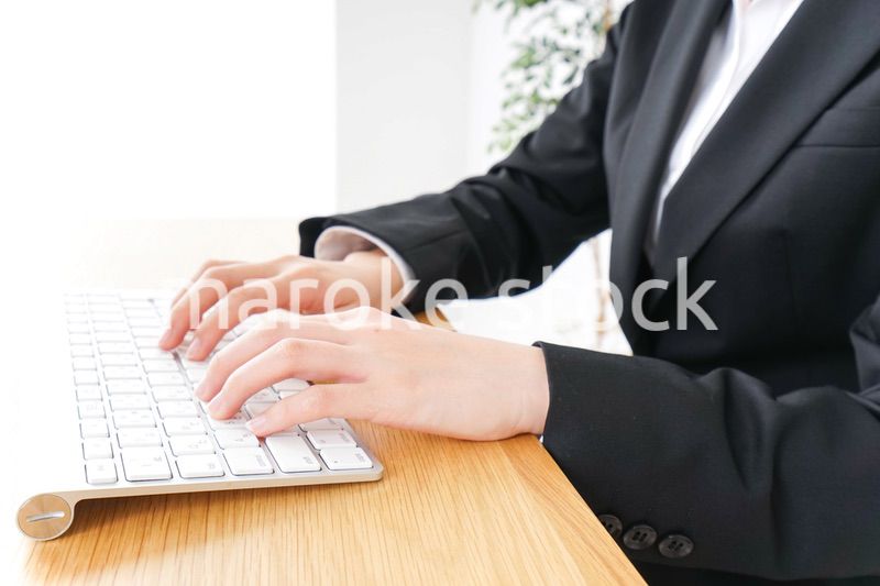 睡眠不足・居眠りをするビジネスウーマン