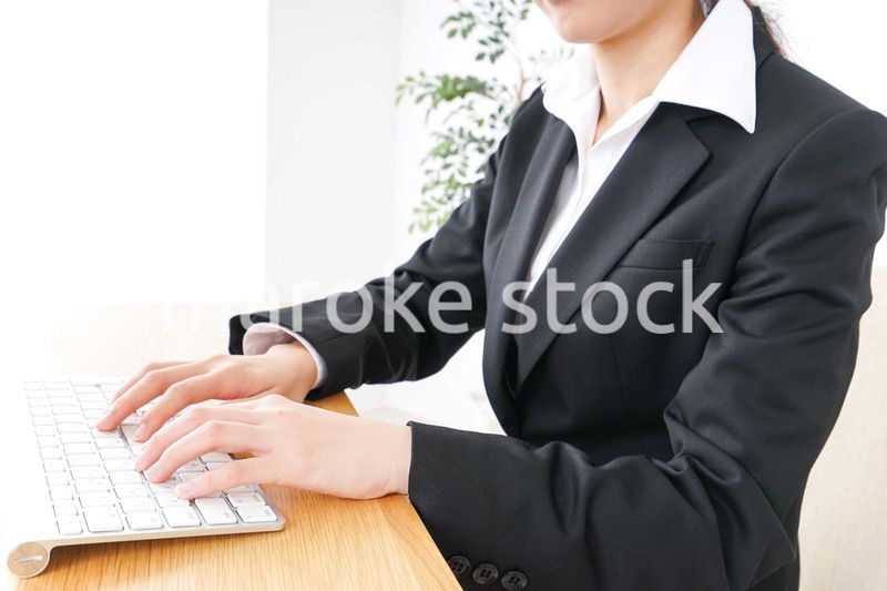 睡眠不足・居眠りをするビジネスウーマン