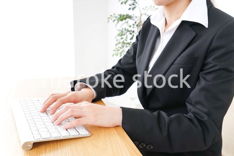 睡眠不足・居眠りをするビジネスウーマン