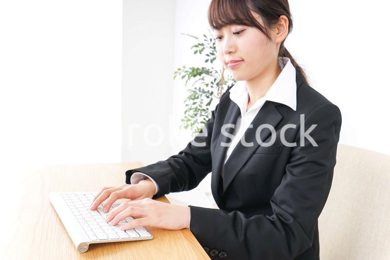 睡眠不足・居眠りをするビジネスウーマン