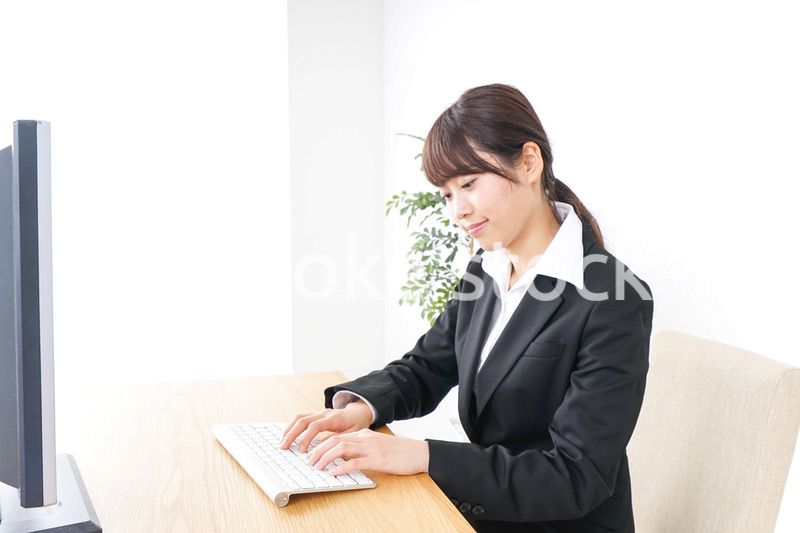 睡眠不足・居眠りをするビジネスウーマン