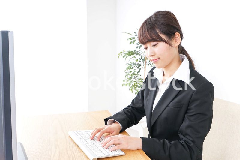 睡眠不足・居眠りをするビジネスウーマン