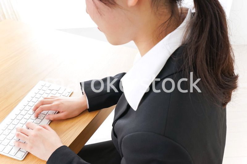 睡眠不足・居眠りをするビジネスウーマン