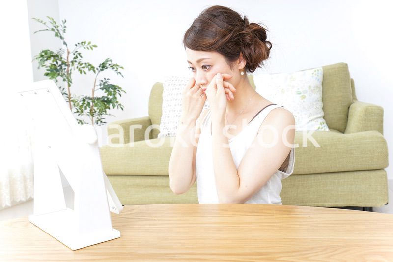 自宅でお化粧をする女性