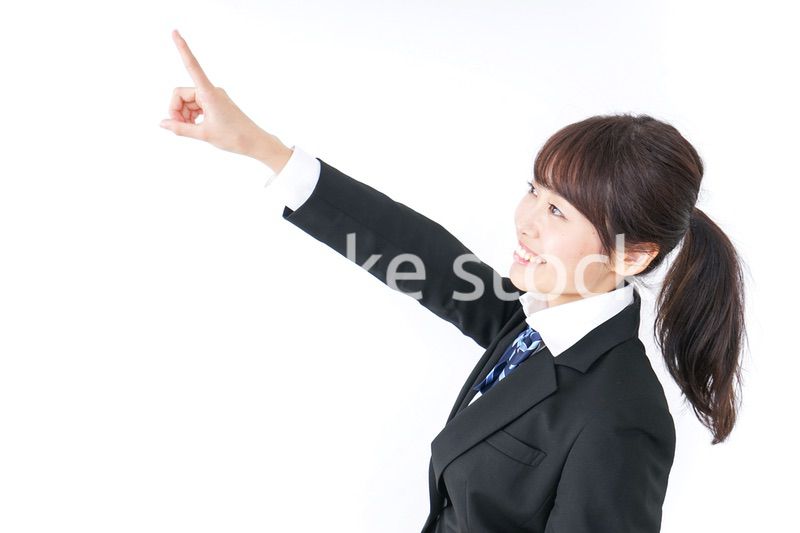 将来を指差す女子高生