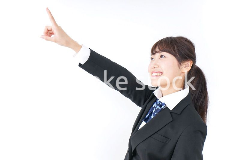 将来を指差す女子高生