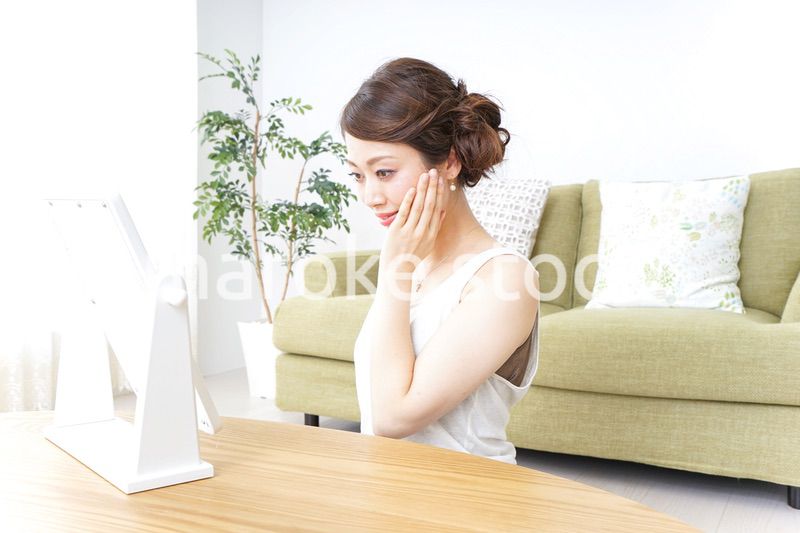 自宅でお化粧をする女性