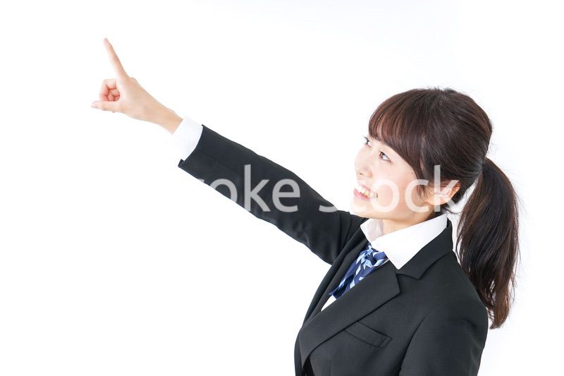 将来を指差す女子高生