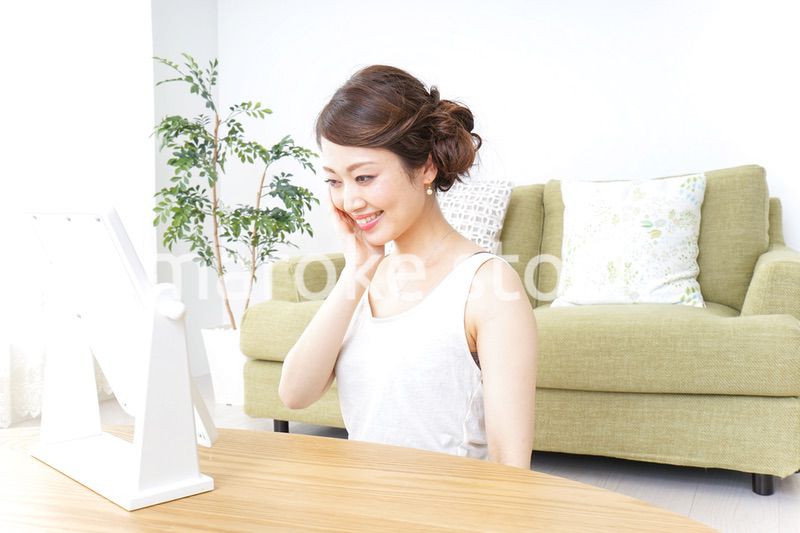 自宅でお化粧をする女性