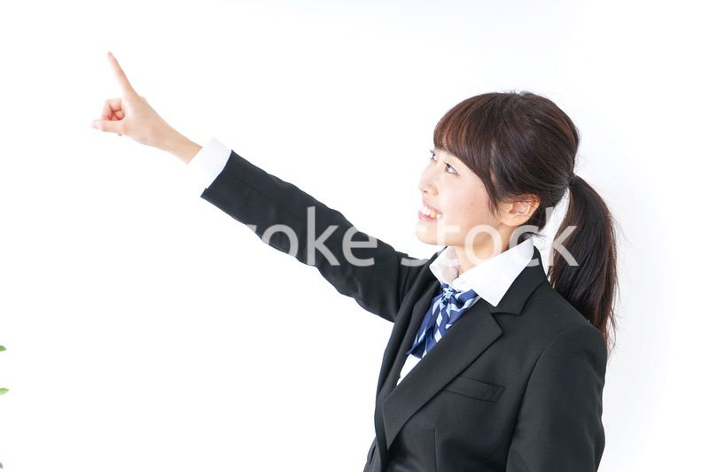 将来を指差す女子高生