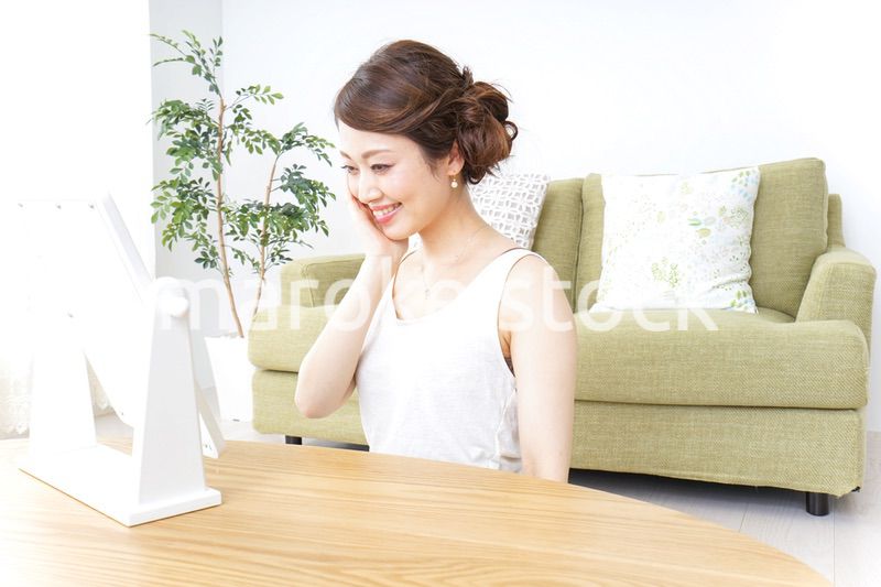 自宅でお化粧をする女性