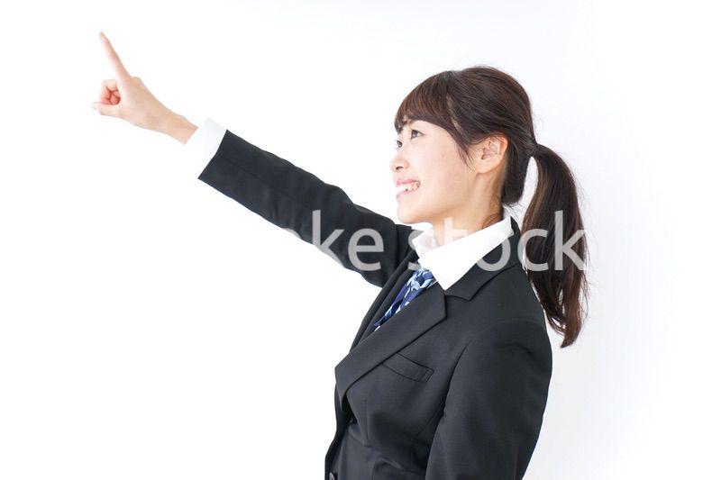 将来を指差す女子高生