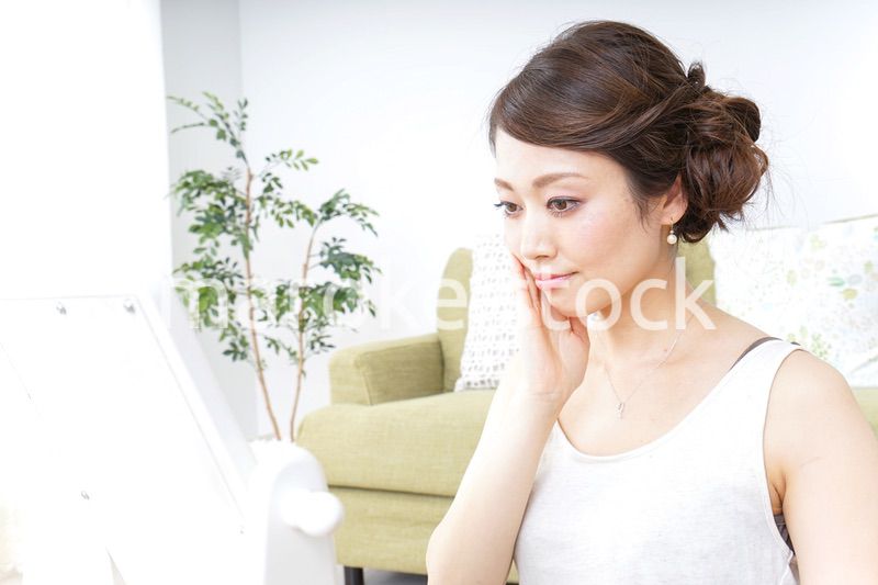自宅でお化粧をする女性