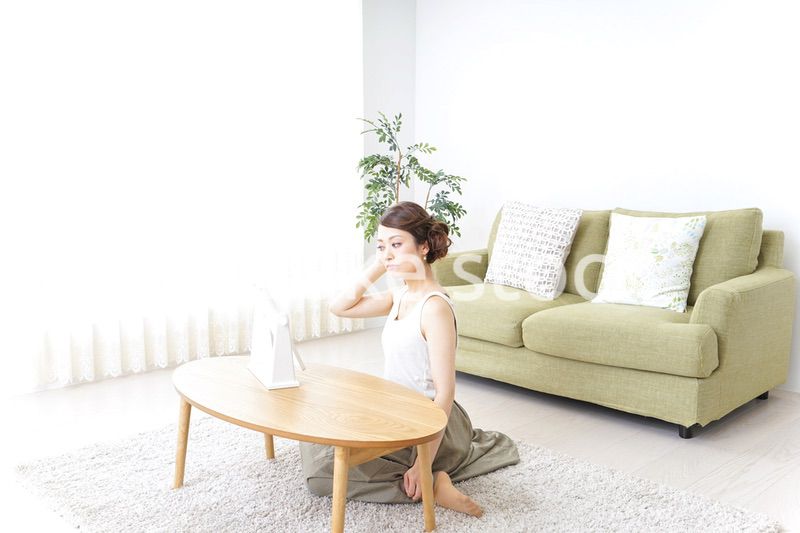 自宅でお化粧をする女性