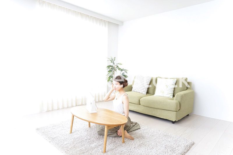 自宅でお化粧をする女性