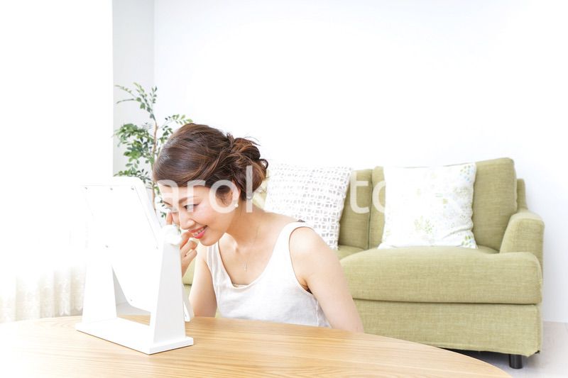 自宅でお化粧をする女性