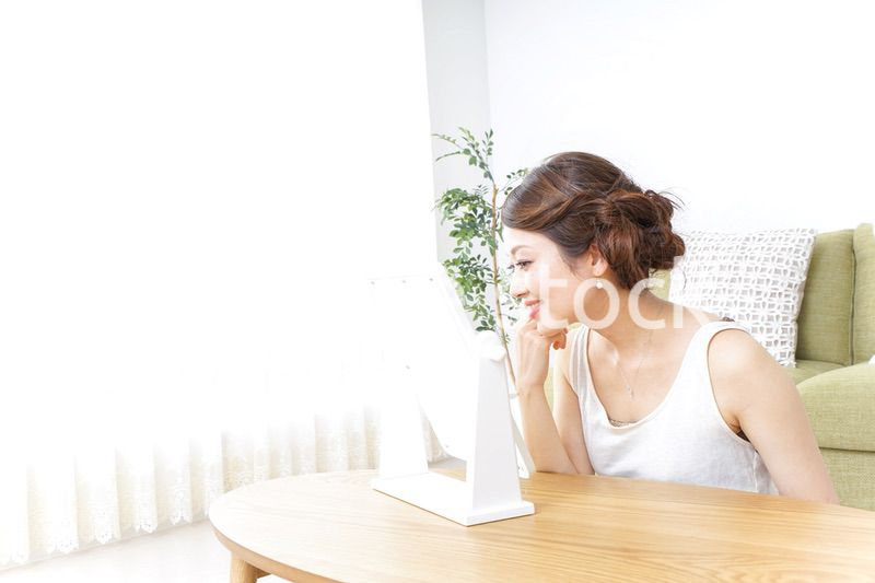 自宅でお化粧をする女性