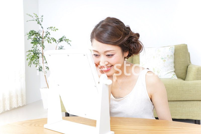 自宅でお化粧をする女性